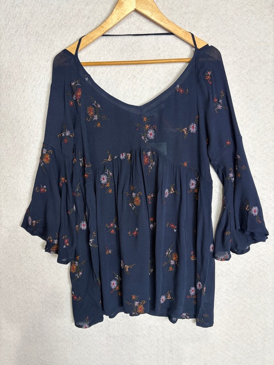 Tops - Nostalgia Boho Navy Floral V-Neck Women's Top Size Small